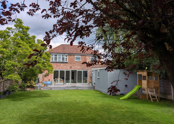 38. Gardens, Lawn
