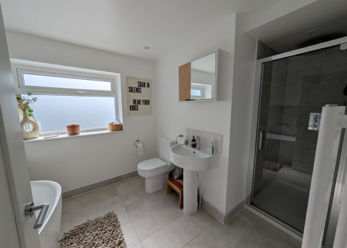 33. Bathroom (Shower and bath)