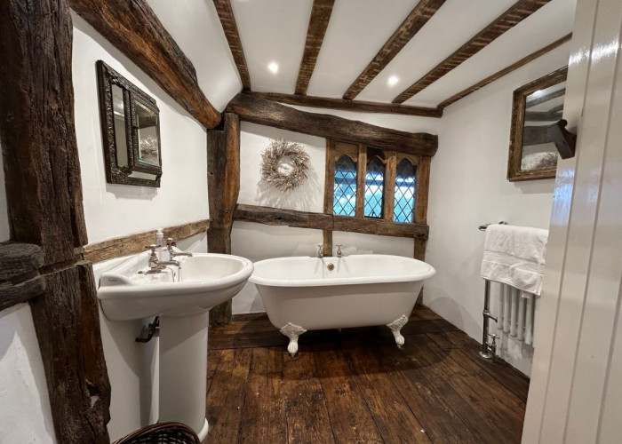 16. Wooden Floor, Bathroom (Roll Top)