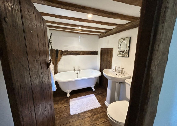 24. Bathroom (Roll Top)