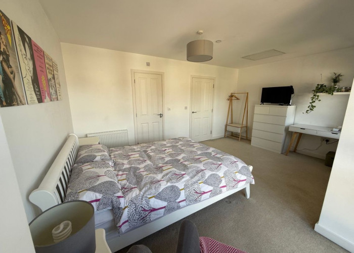 13. Bedroom (Master/En-Suite)
