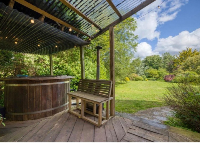 12. Hot Tub/Jacuzzi, Decking