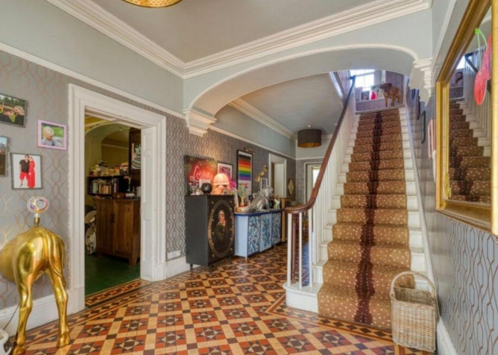 3. Stairway / Staircase, Tiled Floor, Hallway