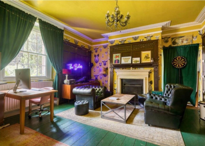 5. Livingroom, Fireplace, Period Building, Wooden Floor