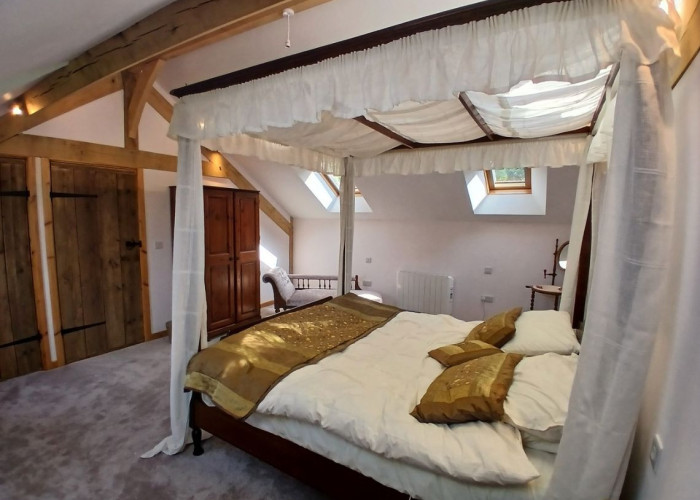 16. Bedroom (Double), Skylight