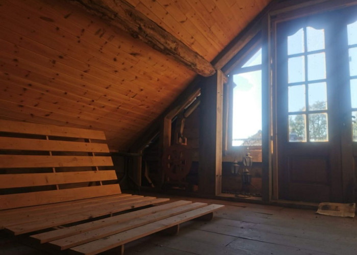 32. Barn, Balcony, art studio