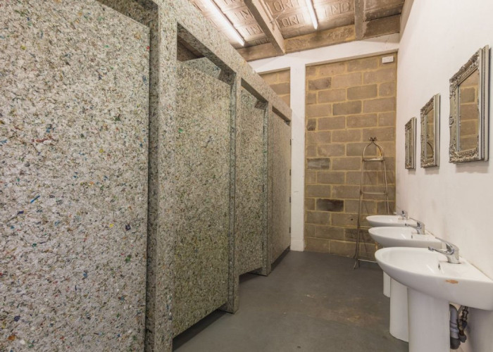 22. Toilet / Toilet Block