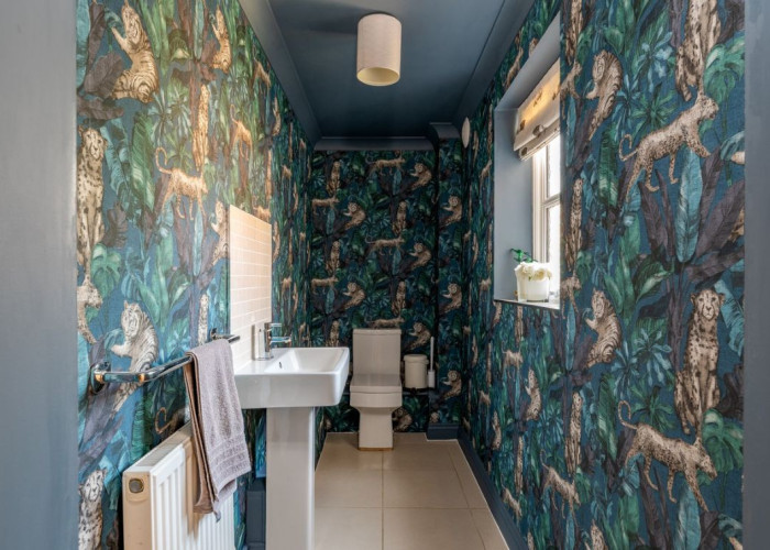 8. Pattern Wallpaper, Toilet