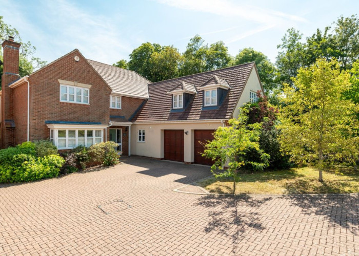 Gated Detached House with Five Bedrooms for Filming