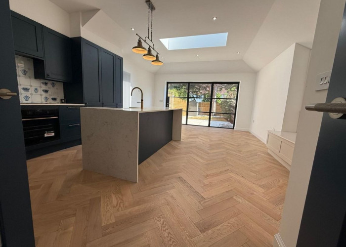 4. Kitchen, Diningroom, Kitchen (With Island), Kitchen (Coloured units), Skylight, Wooden Floor