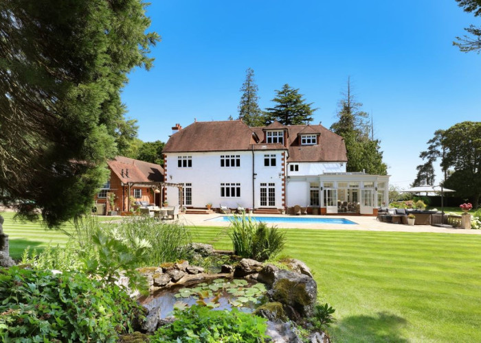 41. Exterior, Lake / Pond, Lawn, Garden (Rear, Large)