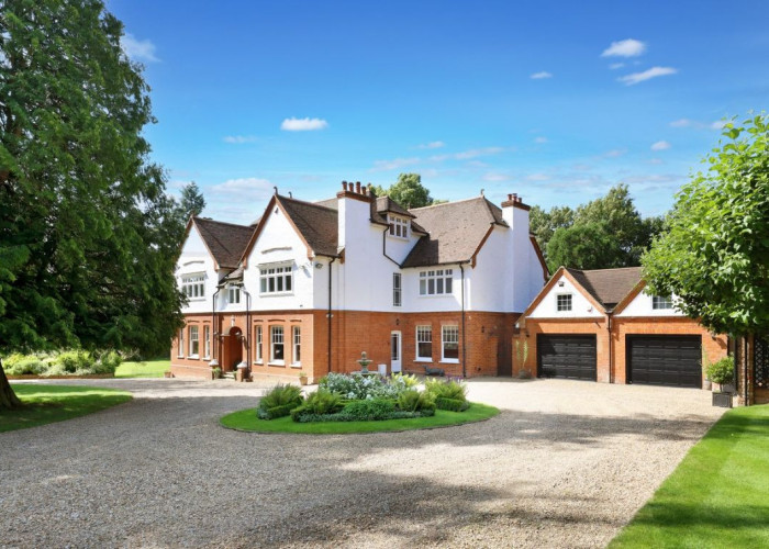 Beautiful Edwardian Country Home with Outdoor Pool for Filming