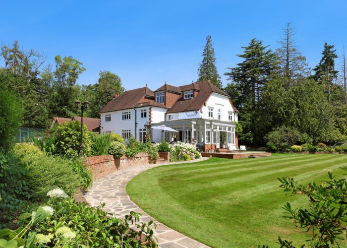 43. Footpath, Lawn, Garden (Rear, Large)
