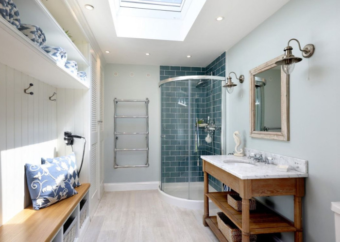 29. Shower Room, Skylight