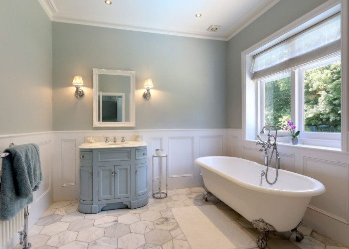 25. Bathroom (Roll Top)
