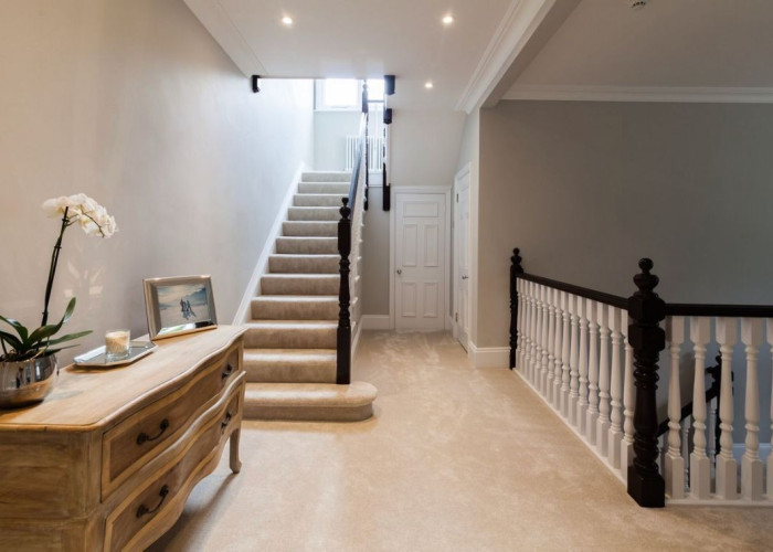 31. Hall, Landing