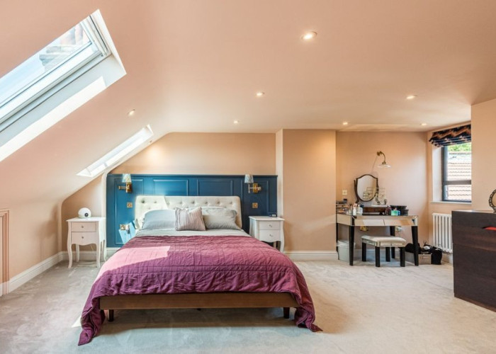16. Bedroom (Master/En-Suite), Skylight