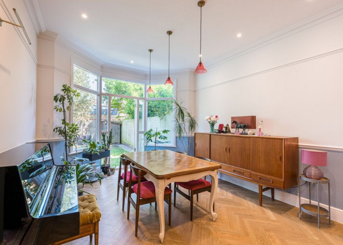 8. Diningroom, Piano