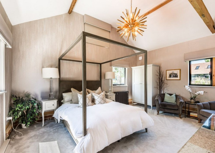 15. Bedroom (Master/En-Suite)
