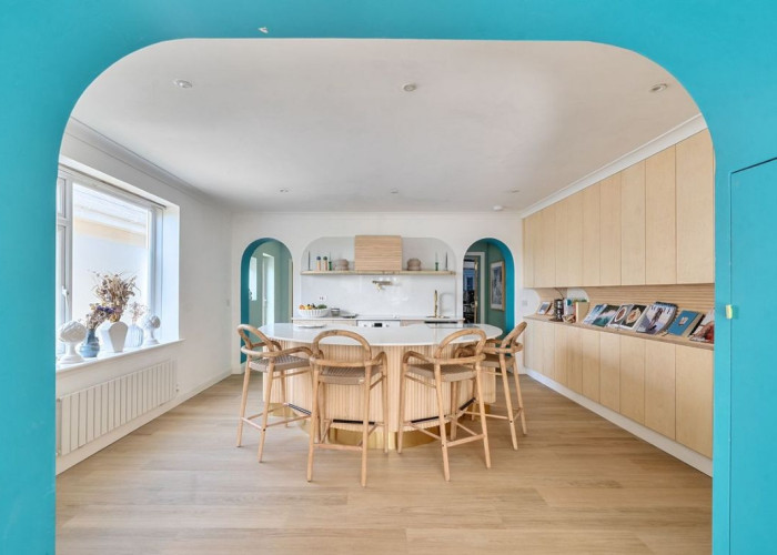 Detached Bungalow With Long Garden for Filming