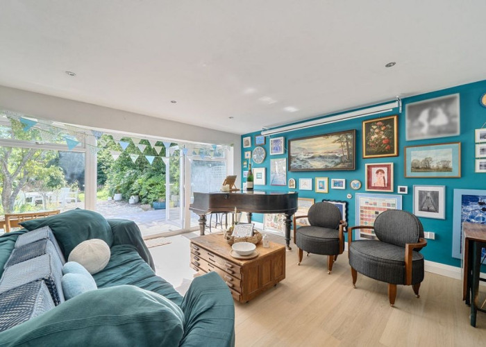 4. Livingroom, Piano