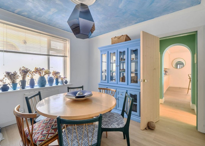 5. Diningroom, Colourful