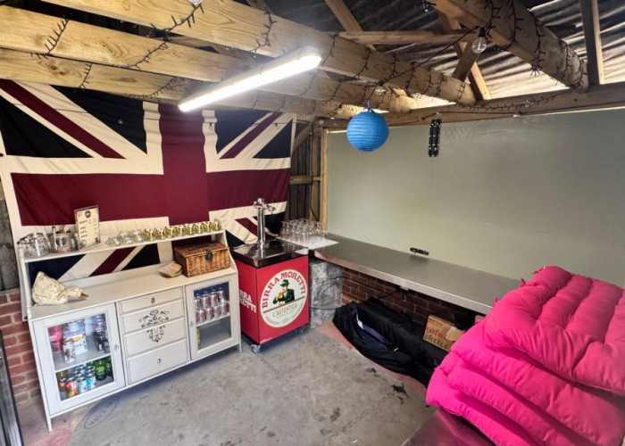 41. Outbuildings, Pub / Bar