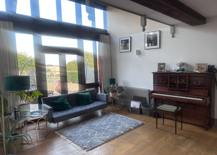 10. Livingroom, Piano