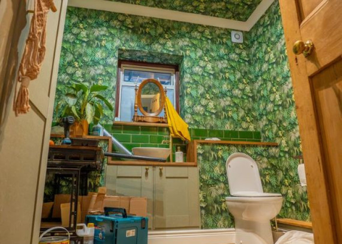 10. Pattern Wallpaper, Toilet