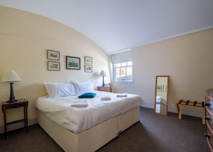 71. Bedroom (Double)