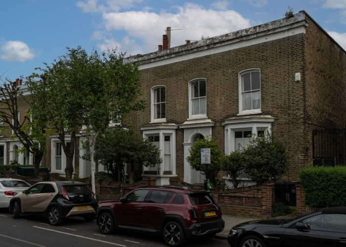 Empty Victorian Mid-terrace with Period Features For Filming