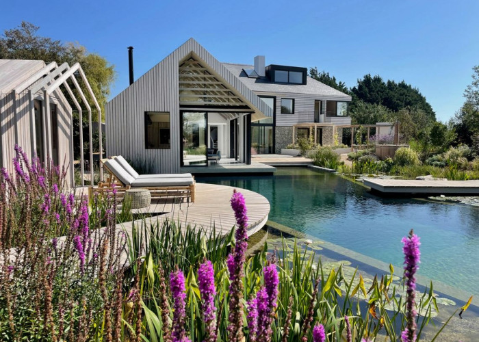 18. Swimming-pool, Decking