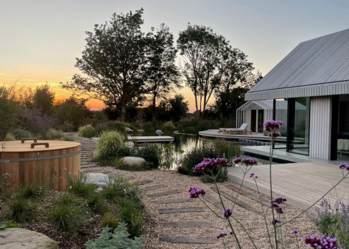30. Swimming-pool, Hot Tub/Jacuzzi, Decking