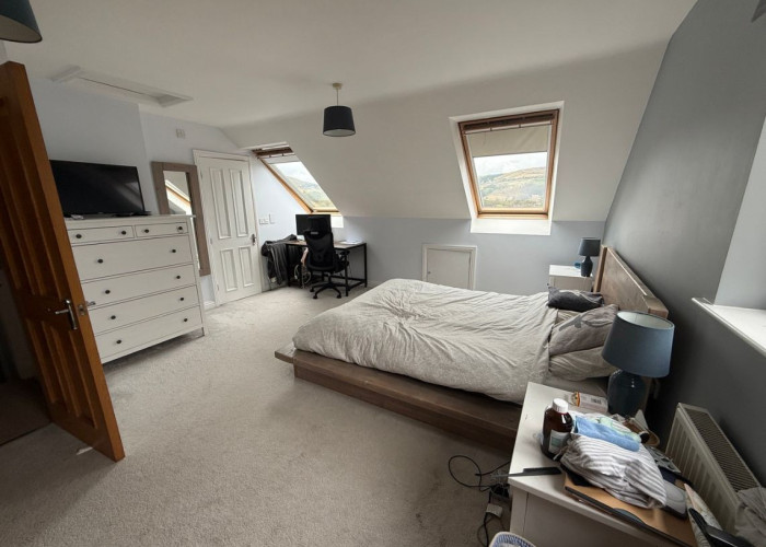 22. Bedroom (Master/En-Suite), Skylight