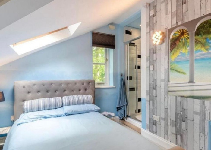 11. Bedroom (Double), Skylight