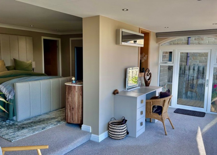 17. Bedroom (Master/En-Suite), Dressing Room/Walk-in Wardrobe