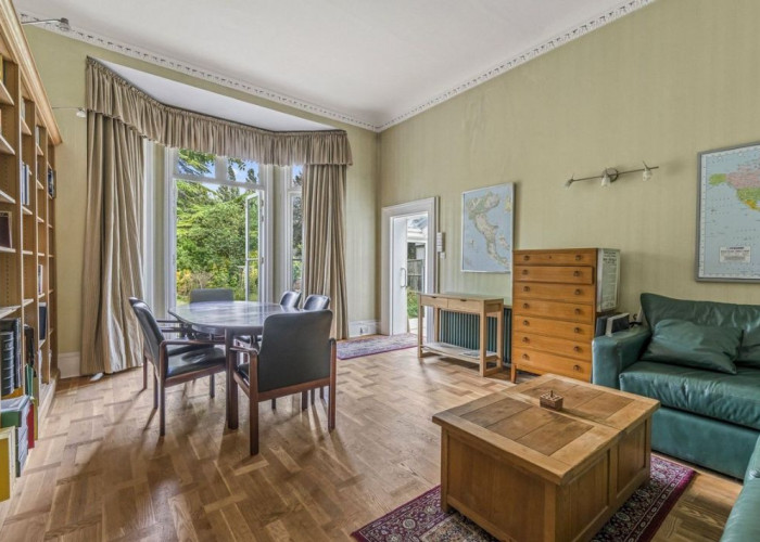 3. Livingroom, Library / Bookshop