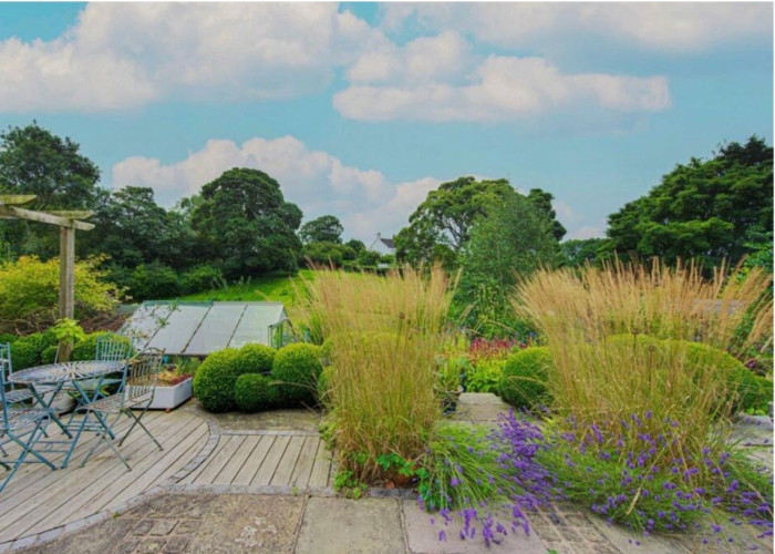 33. Patio / Veranda, Garden (Rear, Large)