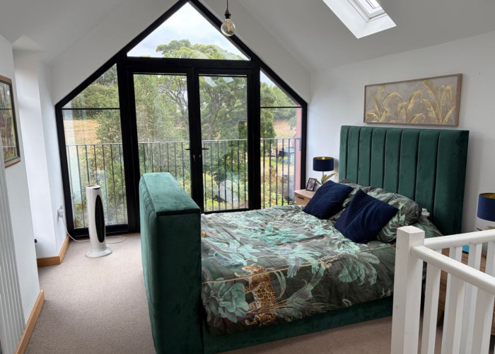19. Bedroom (Master/En-Suite), Skylight