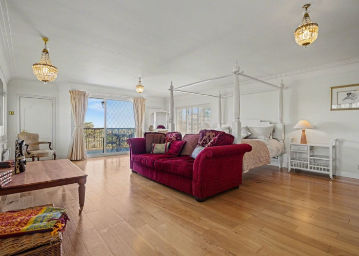 12. Bedroom (Master/En-Suite)