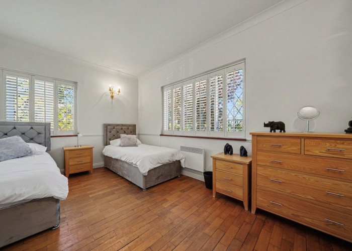 14. Bedroom (Twin Beds)