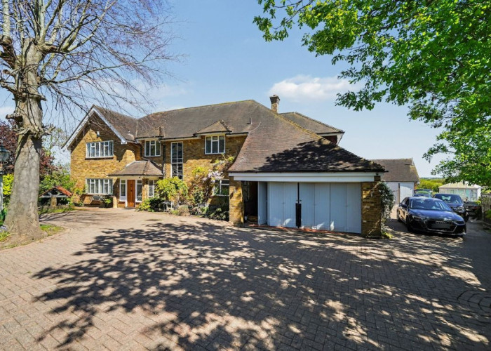 16. Driveway, Garage (Double)