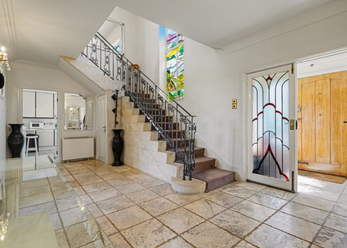 2. Staircase (Sweeping), entrance