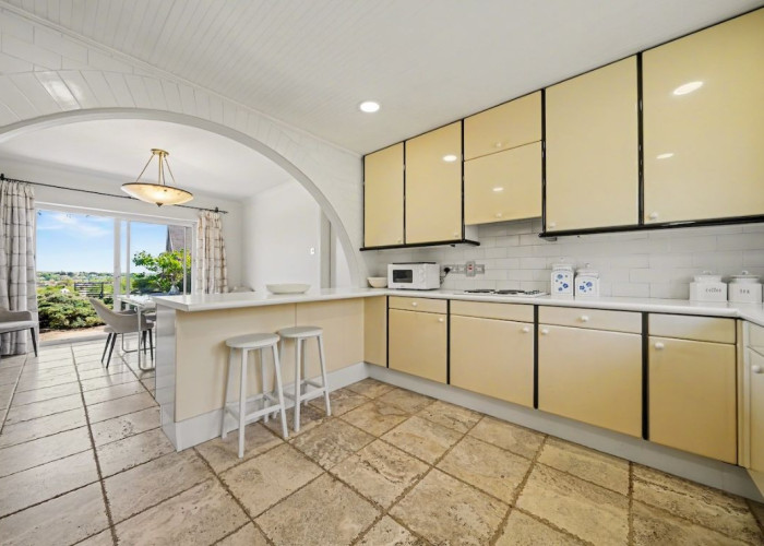 4. Kitchen (Retro)