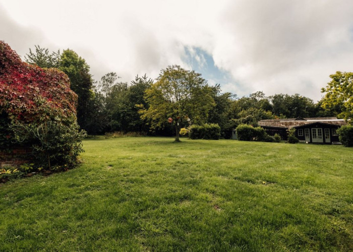 68. Garden (Rear, Large)