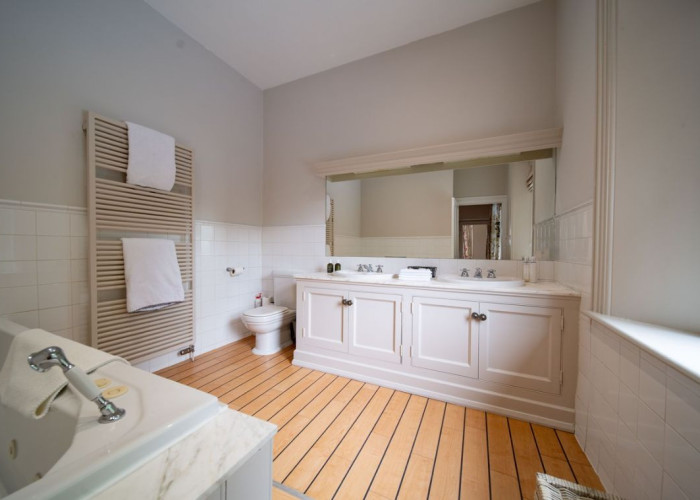 54. Bathroom (2 sinks)