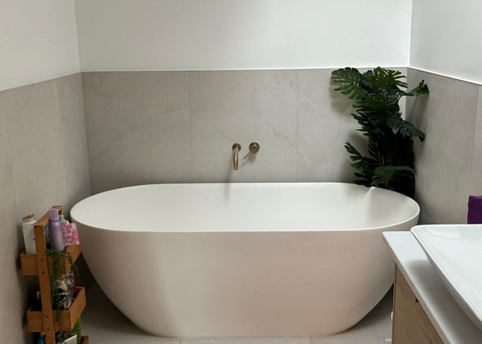 27. Bathroom (Roll Top)