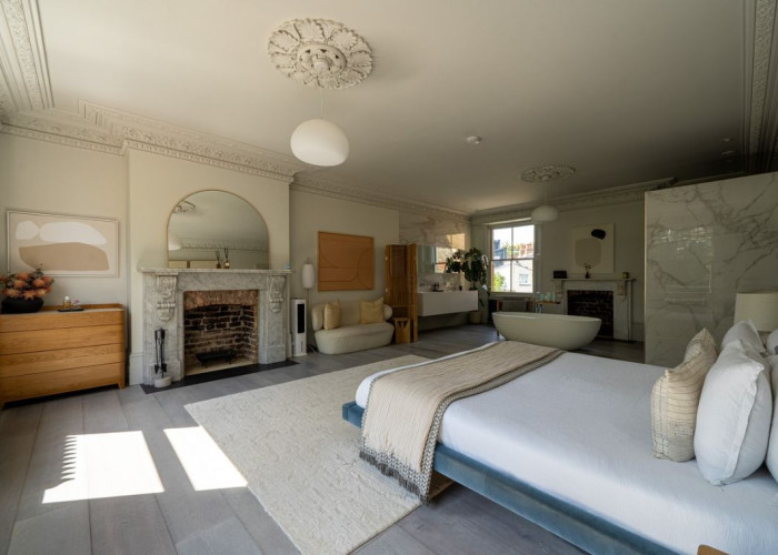 Bedroom (Master/En-Suite) at Victorian Terrace with Large Open Plan Space For Filming, London