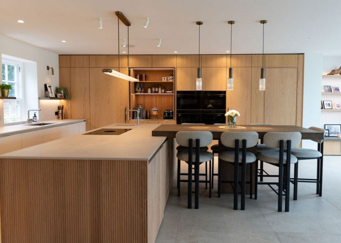 Kitchen (With Island), Kitchen (Wooden Units), Kitchen (Modern), Kitchen With Table, Kitchen (Electric/Induction Hob) at Beautiful Contemporary Home In Buckinghamshire For Filming, Buckinghamshire