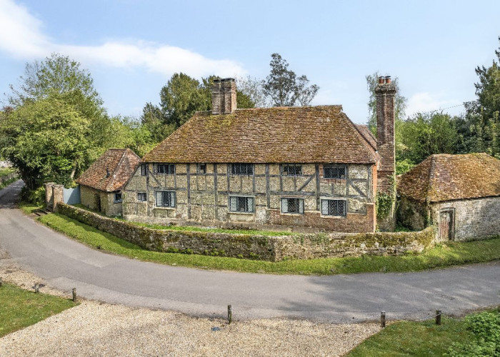 Coronavirus-Friendly at Beautiful 17th Century Home For Filming, West Sussex
